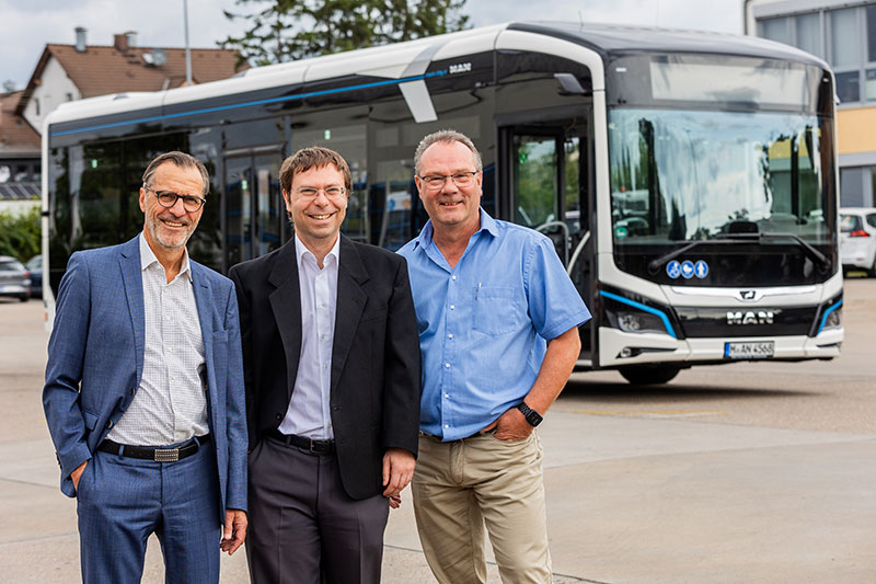 Nahmen den Testbus in Augenschein (von links): Hans-Peter Scheerer (Geschäftsführer), Michael Niere (stellvertretender Leiter des Verkehrsbetriebs) und Matthias Jensen (Fahrdienstleiter).