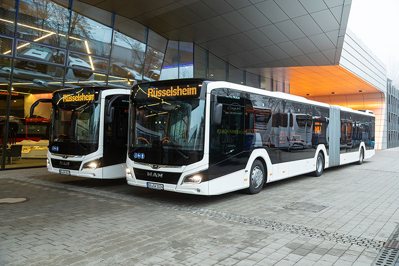 Seit 2019 haben die Stadtwerke Rüsselsheim jedes Jahr zwei Hybrid-Busse angeschafft, die Energie, die beim Bremsen entsteht, in Antriebsenergie umwandeln. 